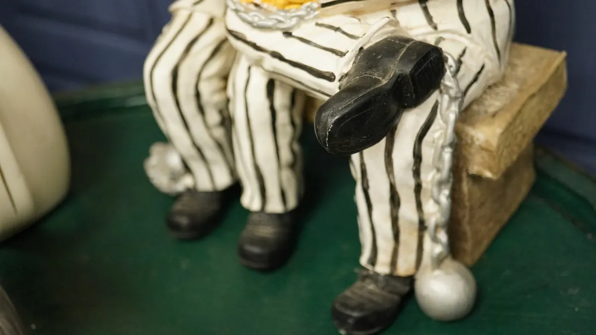 Laurel & Hardy Jailbirds Figurine - Image 4