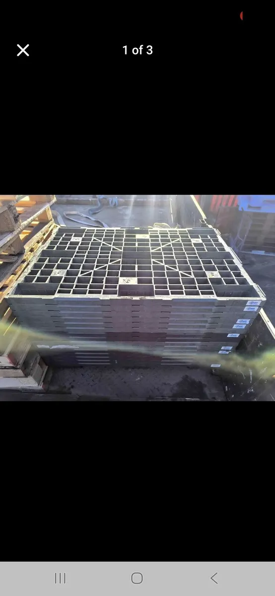 400 plastic pallets 
All in good condition - Image 3