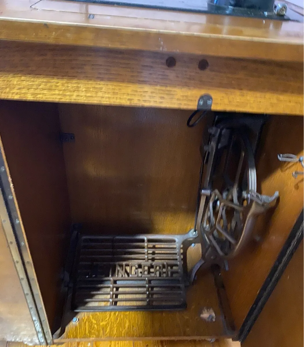 Singer Sewing Machine - Image 3