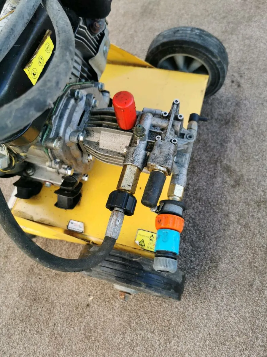 Power washer 7.5 with different size jets. - Image 1