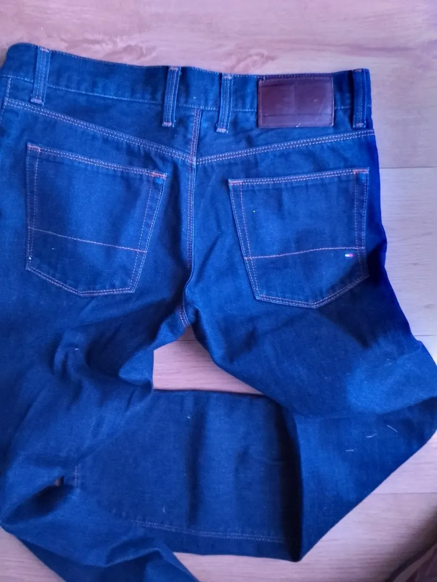 TOMMY HILFIGER DARK BLUE MENS JEANS, 31/30. - Image 3