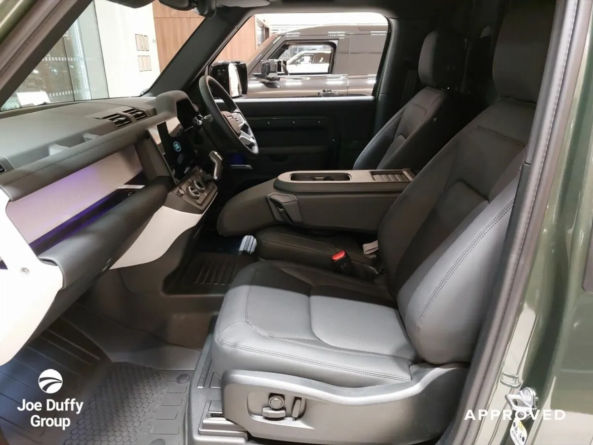 Land Rover Defender X-DYNAMIC SE 3.0 90 D250  *IN - Image 4