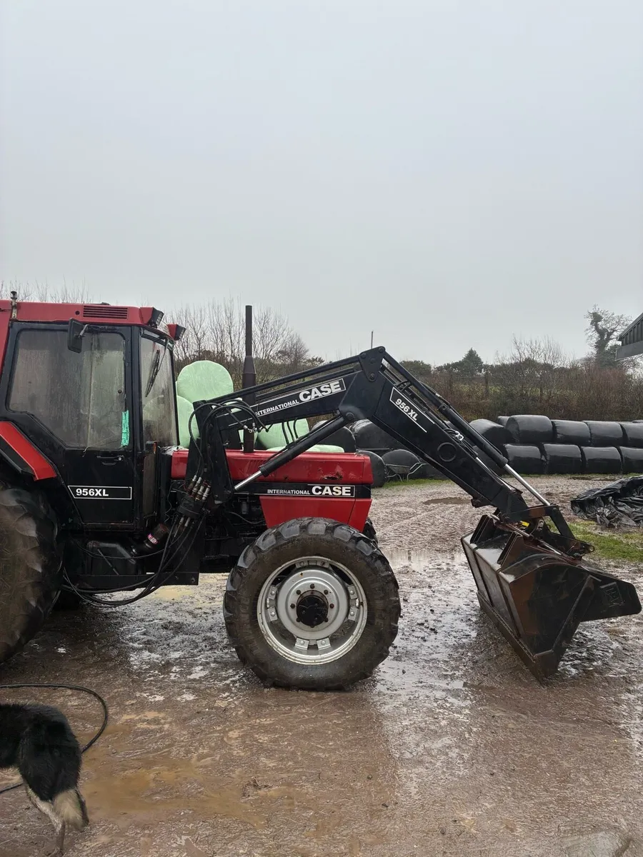 Tractor loader - Image 1