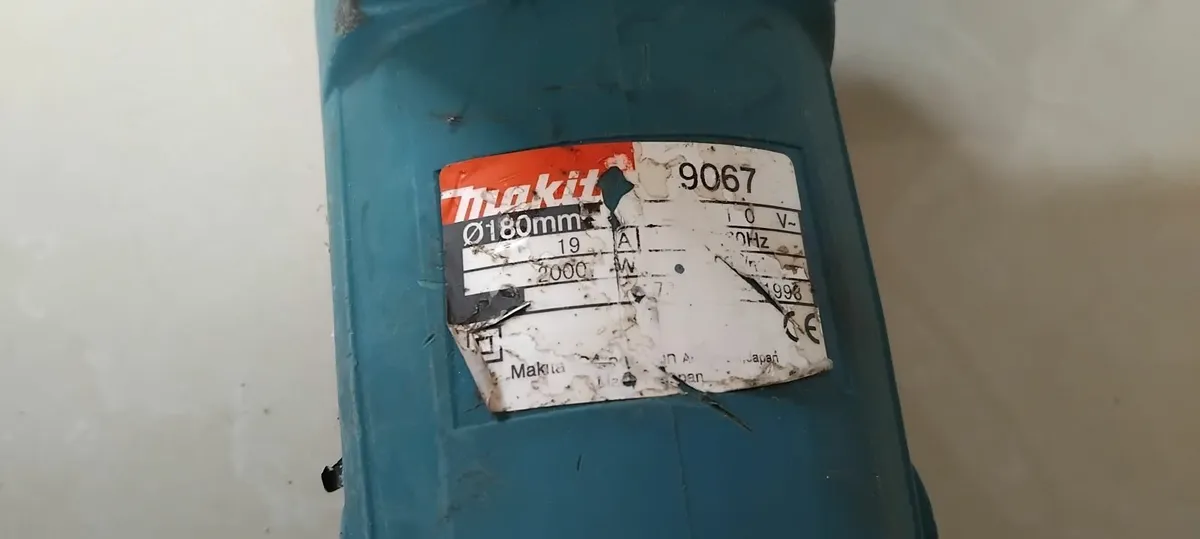 Makita 9067 180mm 7" Angle Grinder 110v - Image 3