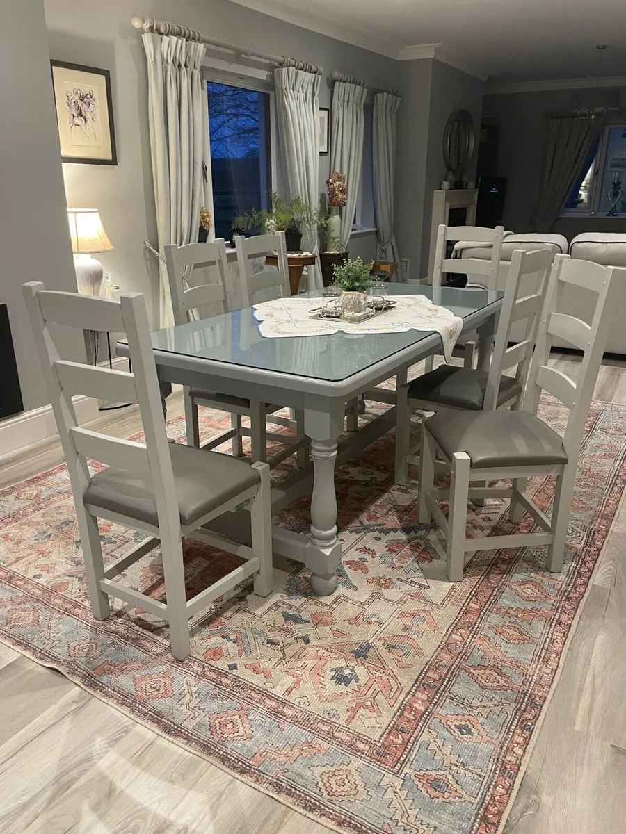 Dining Room table & chairs - Image 1