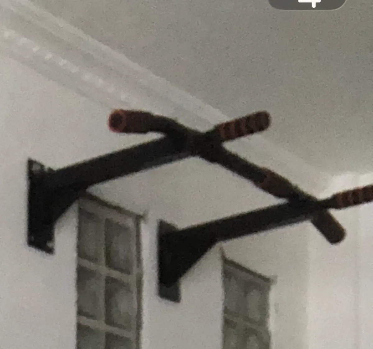 Wall mounted chin up bar