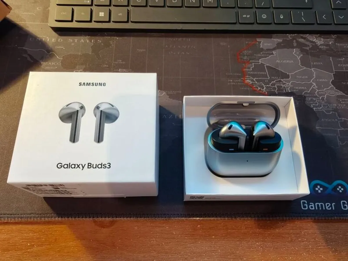 Boxed Samsung Buds 3 Silver As new - Image 1