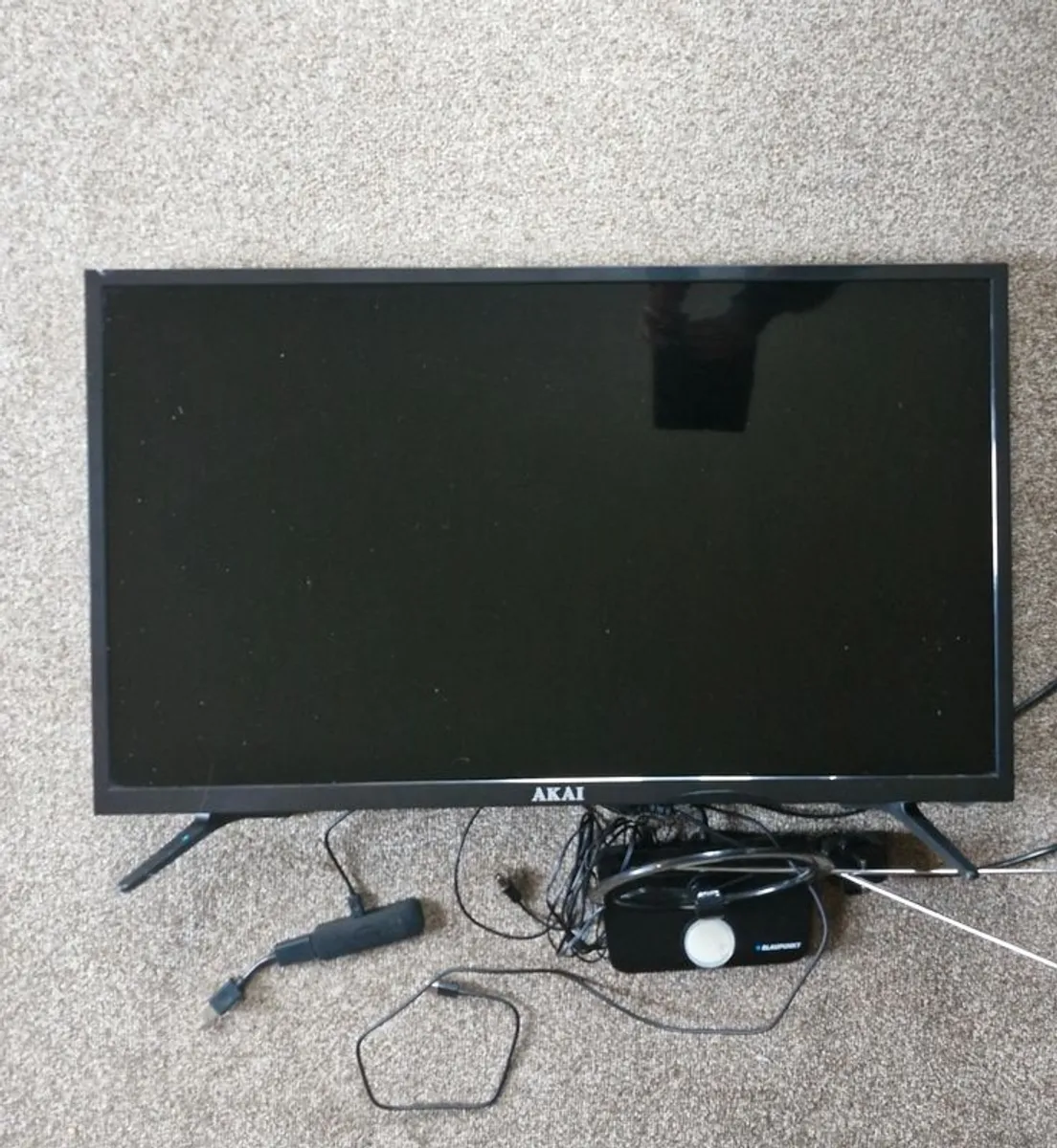 AKai smart 32" TV with Aerial ears and fire tv stick 4k