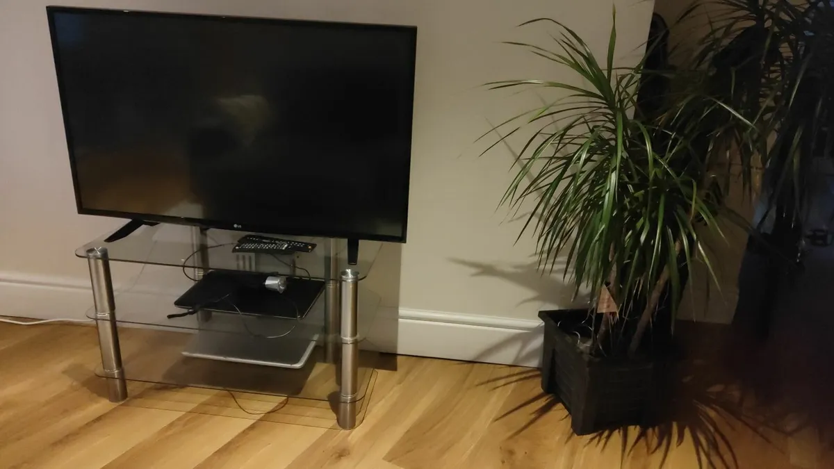 Smart TV LG 43  + Bracket - Image 4