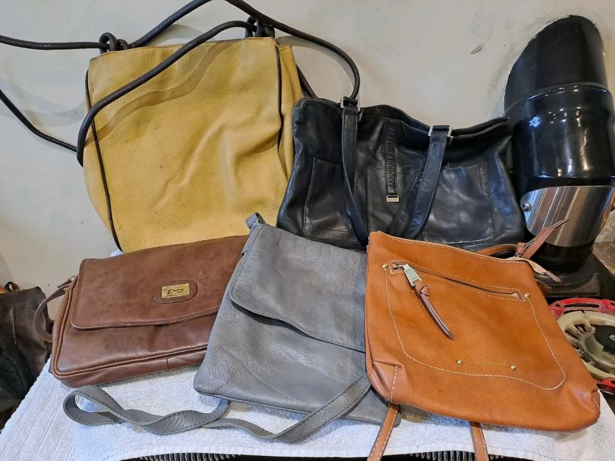 5 Vintage leather handbags - Image 1