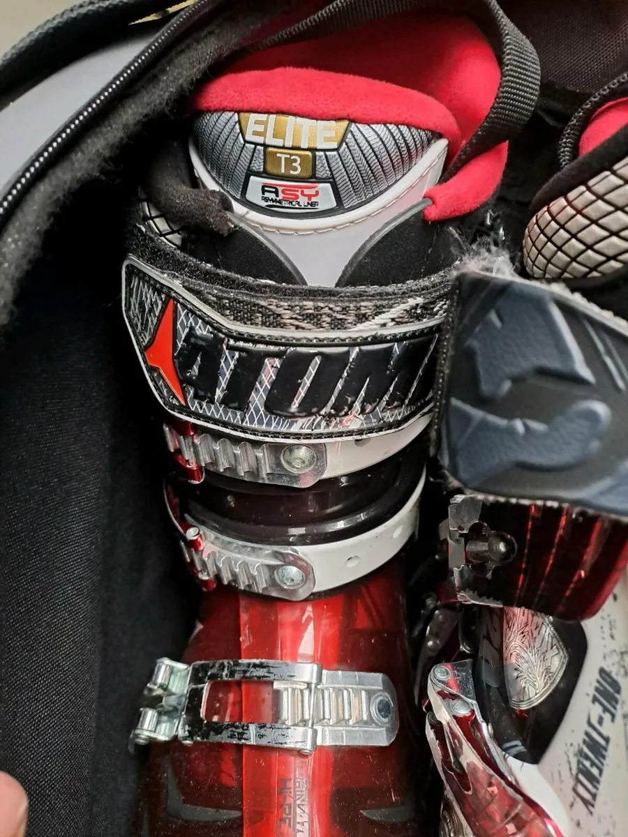 Atomic Elite T3 Ski Boots + Bag Size 10 - Image 2