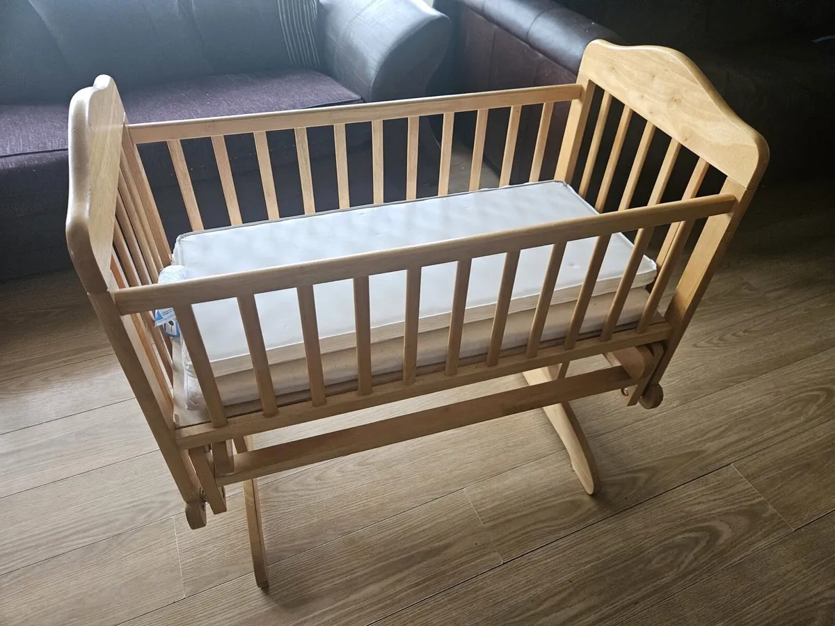 Swinging crib - Image 1
