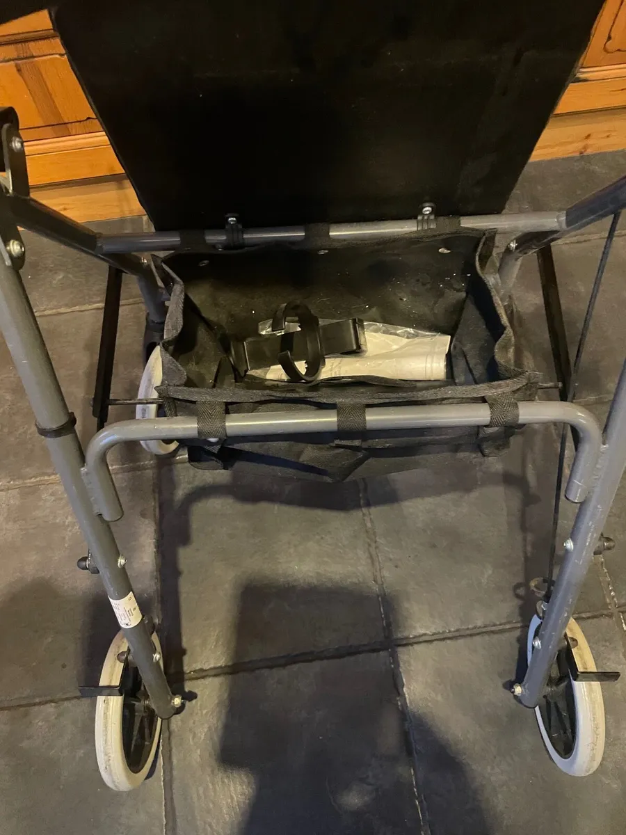 Mobility walker aid with seat like new - Image 2