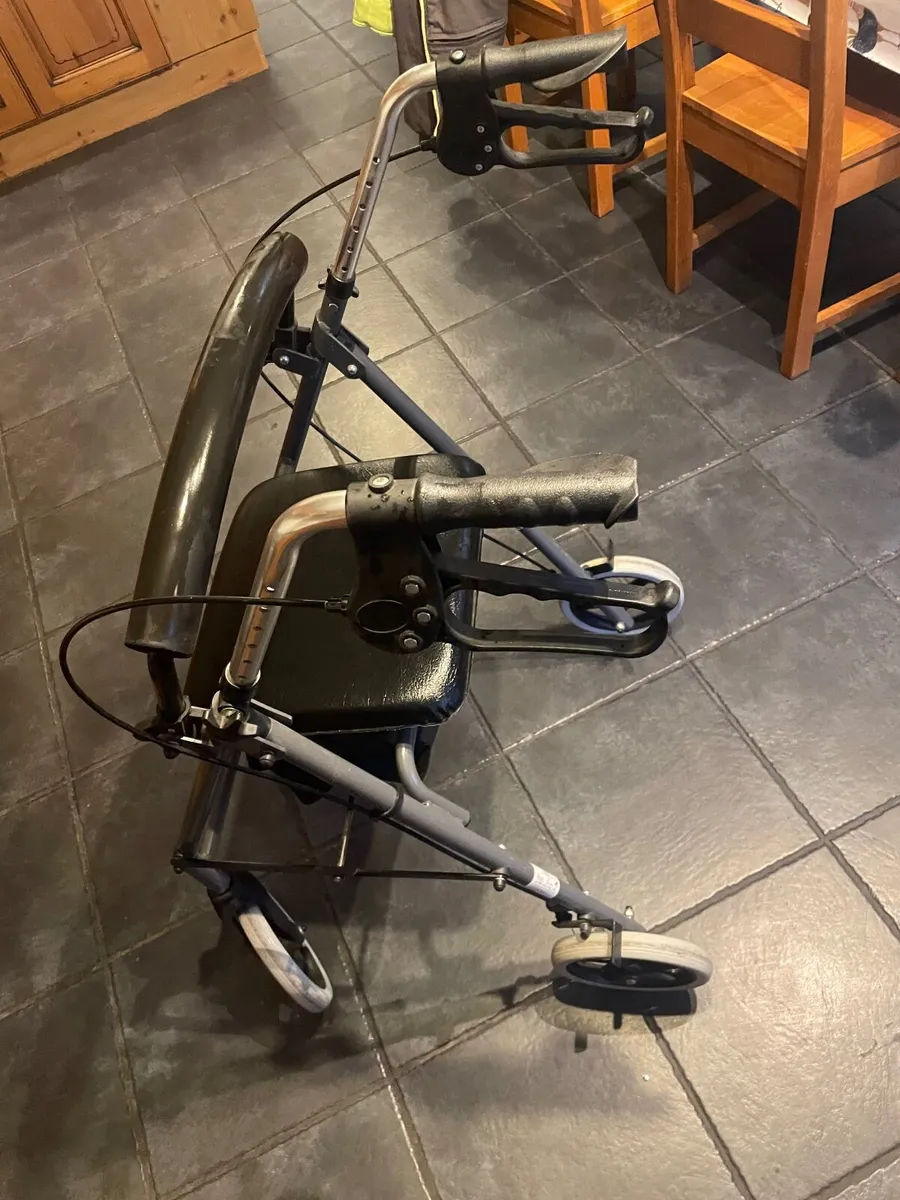 Mobility walker aid with seat like new - Image 3