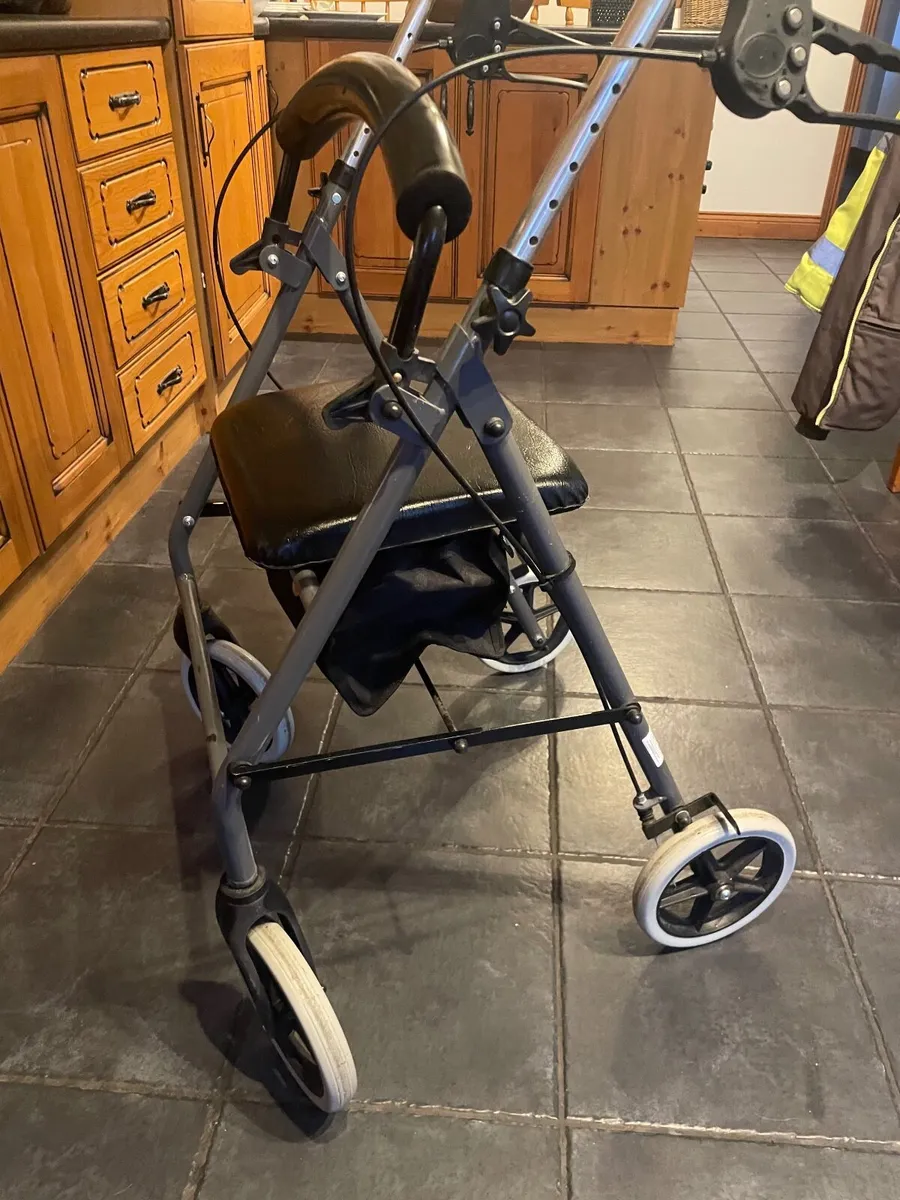 Mobility walker aid with seat like new - Image 4
