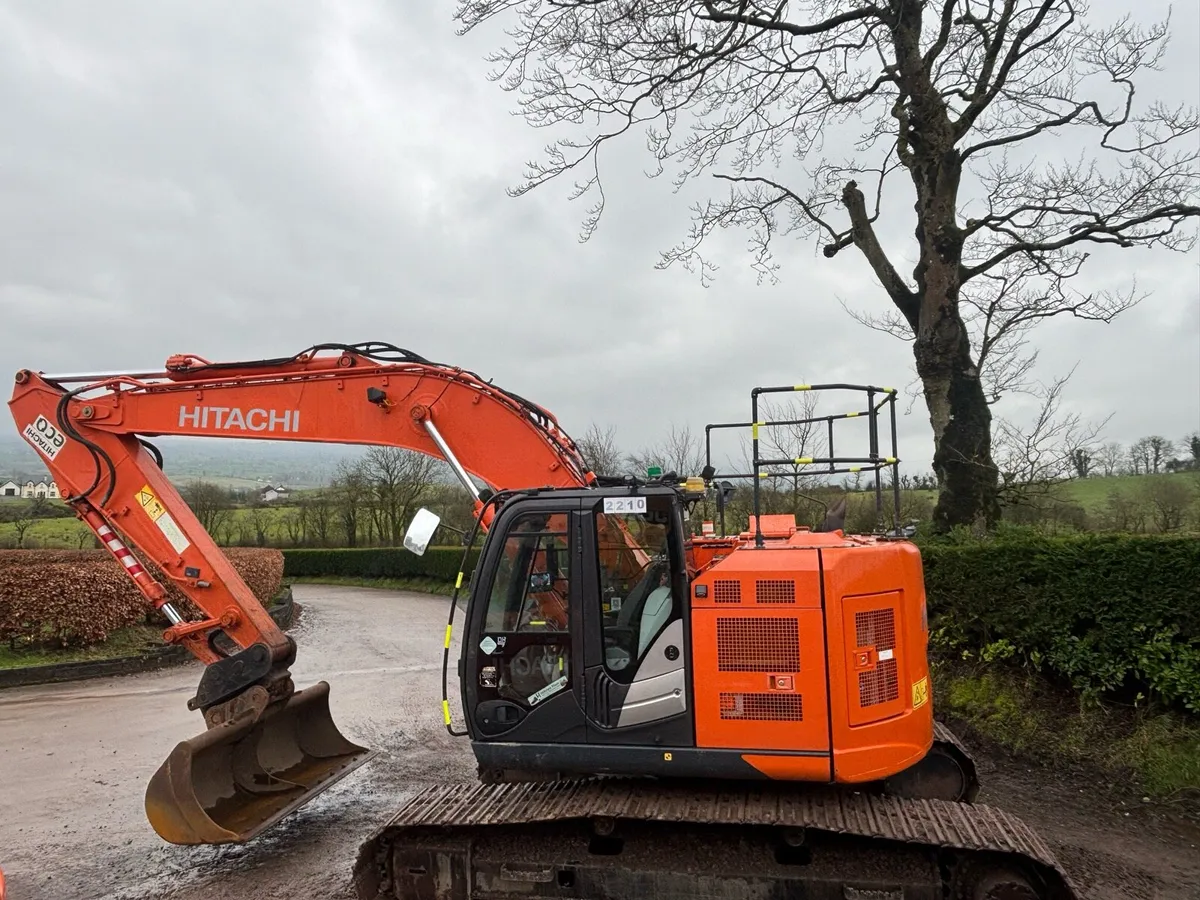 Hitachi ZX225-6 Excavator - Image 1