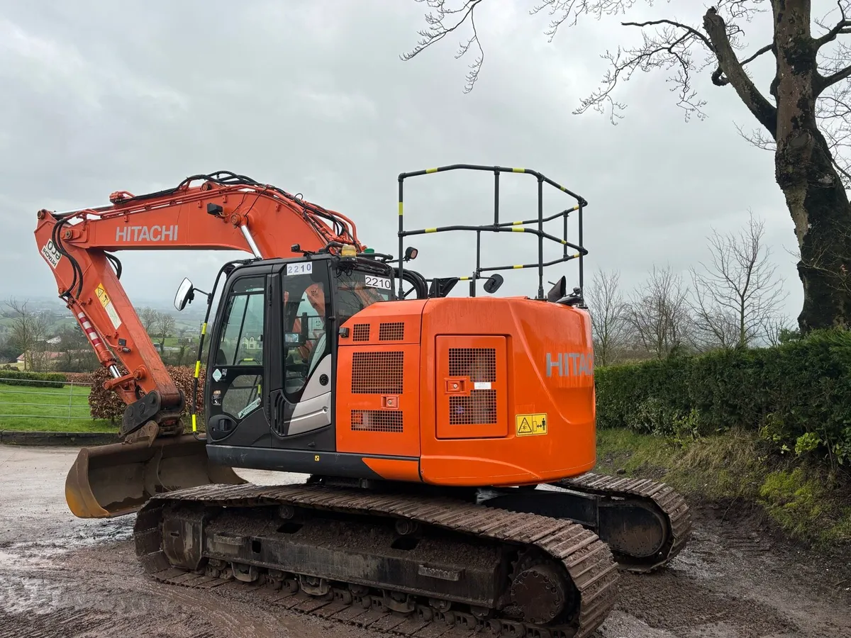 Hitachi ZX225-6 Excavator - Image 3