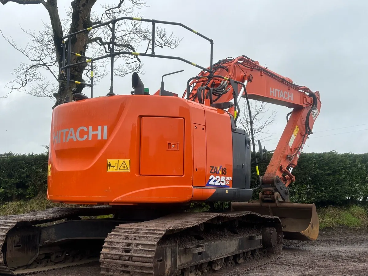 Hitachi ZX225-6 Excavator - Image 1