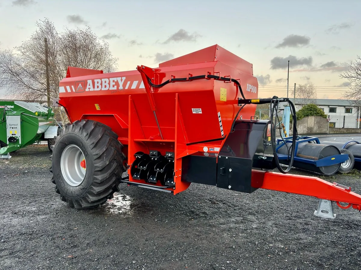 Range of muck spreaders IN STOCK - Image 1