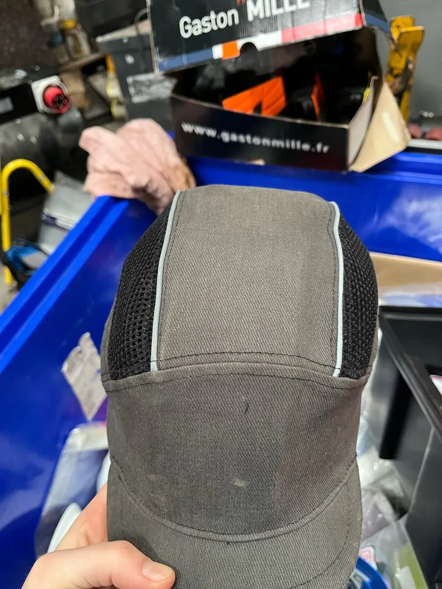 Construction hard hats and bump caps - Image 3