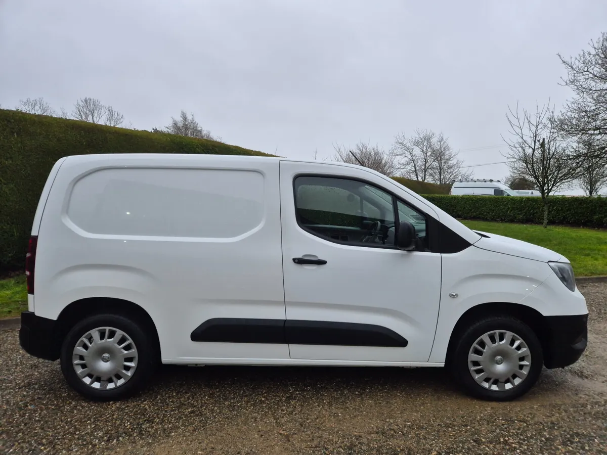 211'OPEL COMBO 1.5 DIESEL 3 SEATER - Image 4