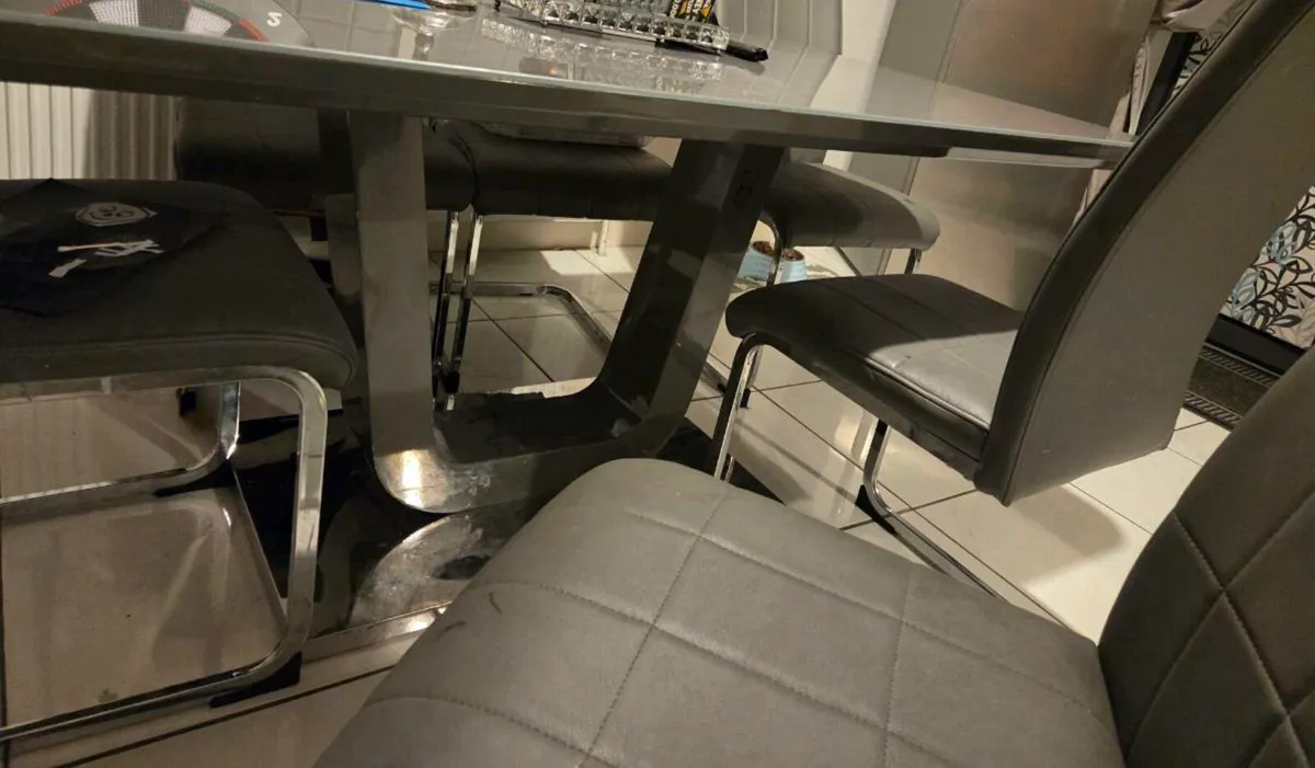 Kitchen table and 6 chairs - Image 1