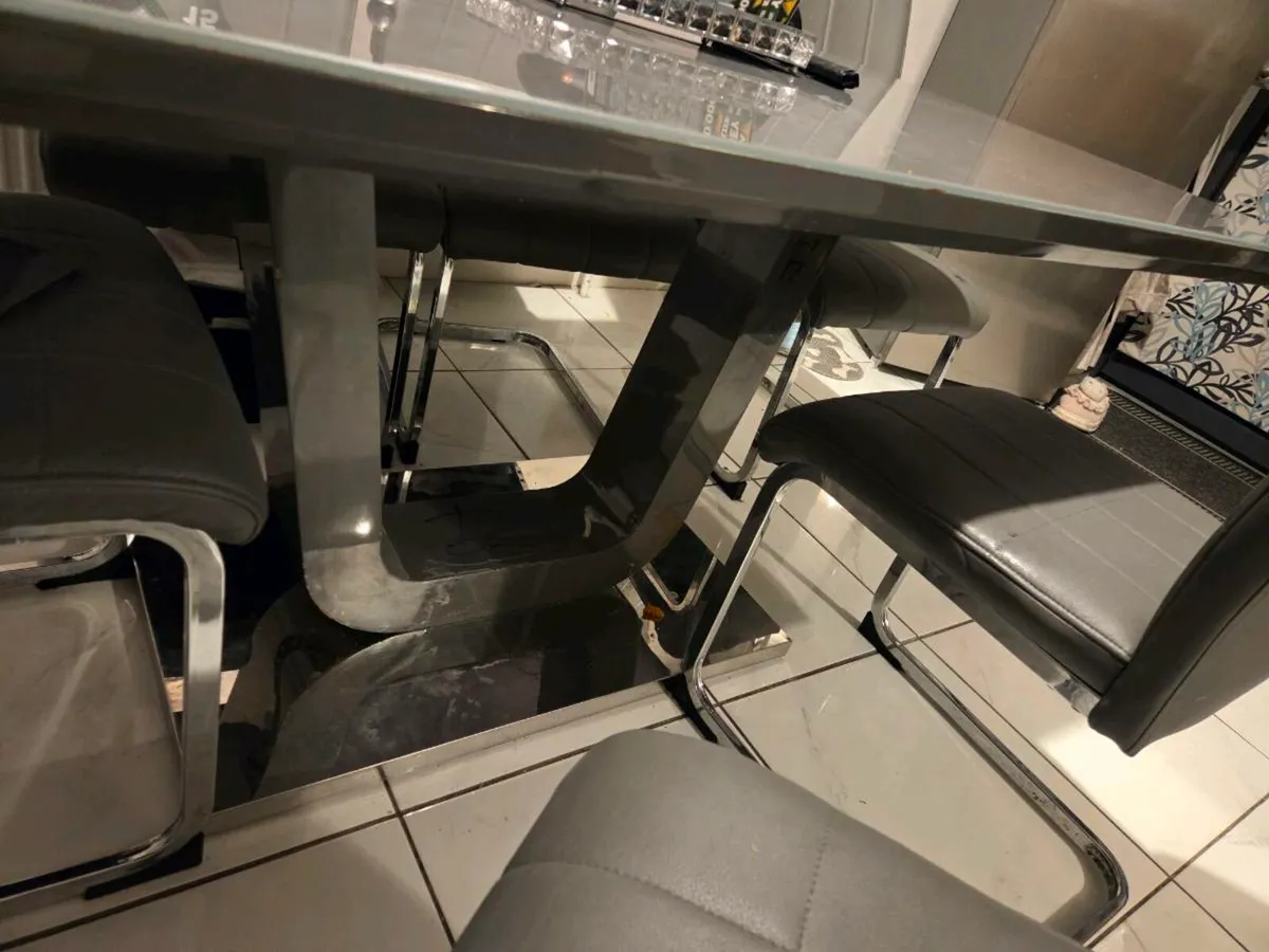 Kitchen table and 6 chairs - Image 2