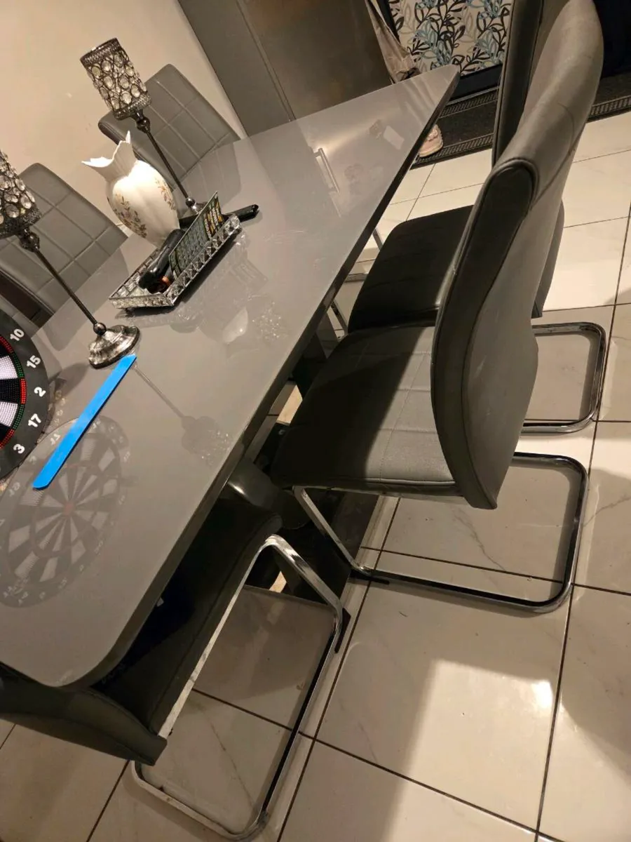 Kitchen table and 6 chairs - Image 4