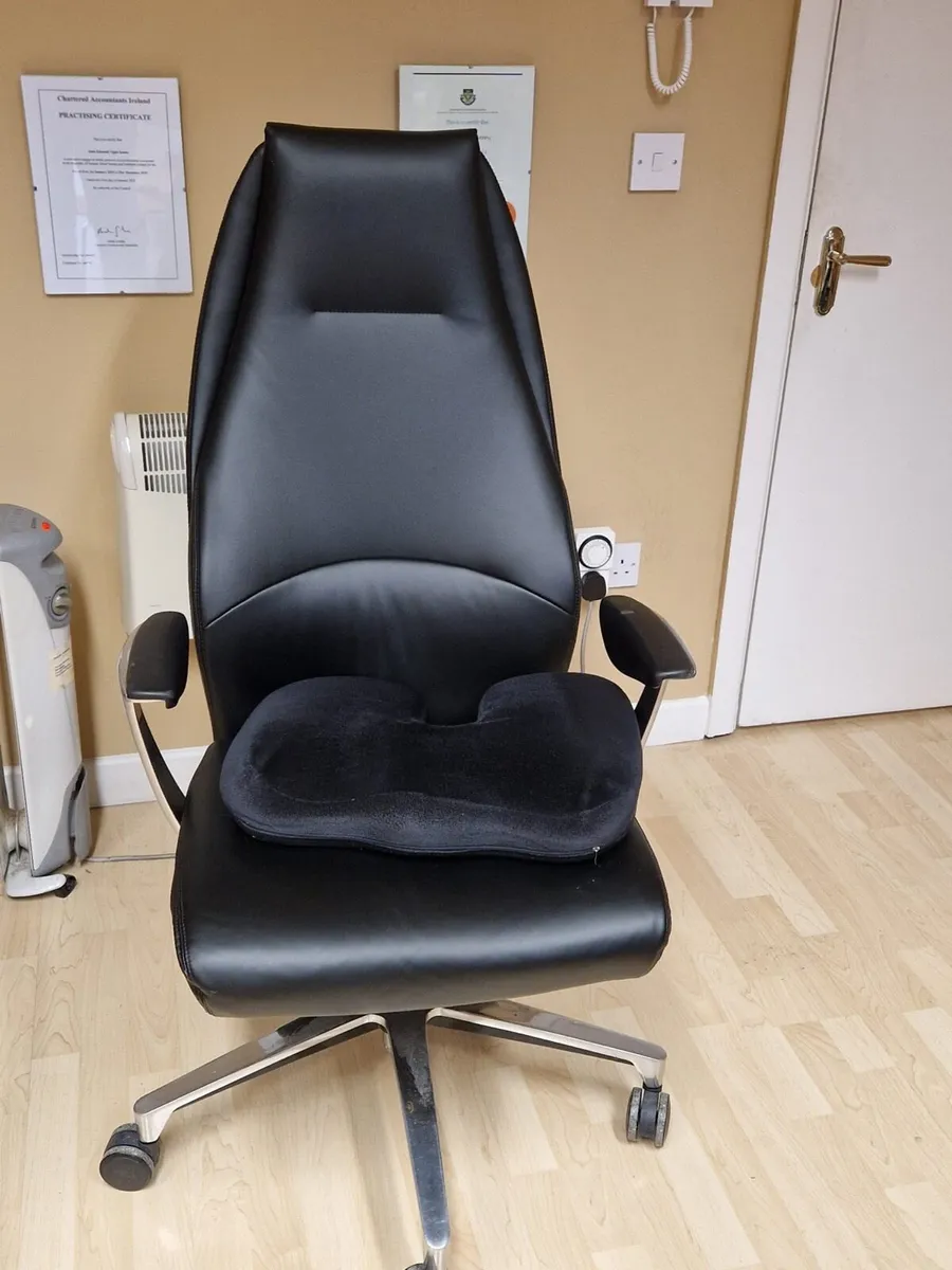 Office furniture - Image 1