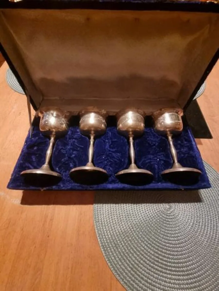 Set of 4 large silver-plated goblets - Image 1