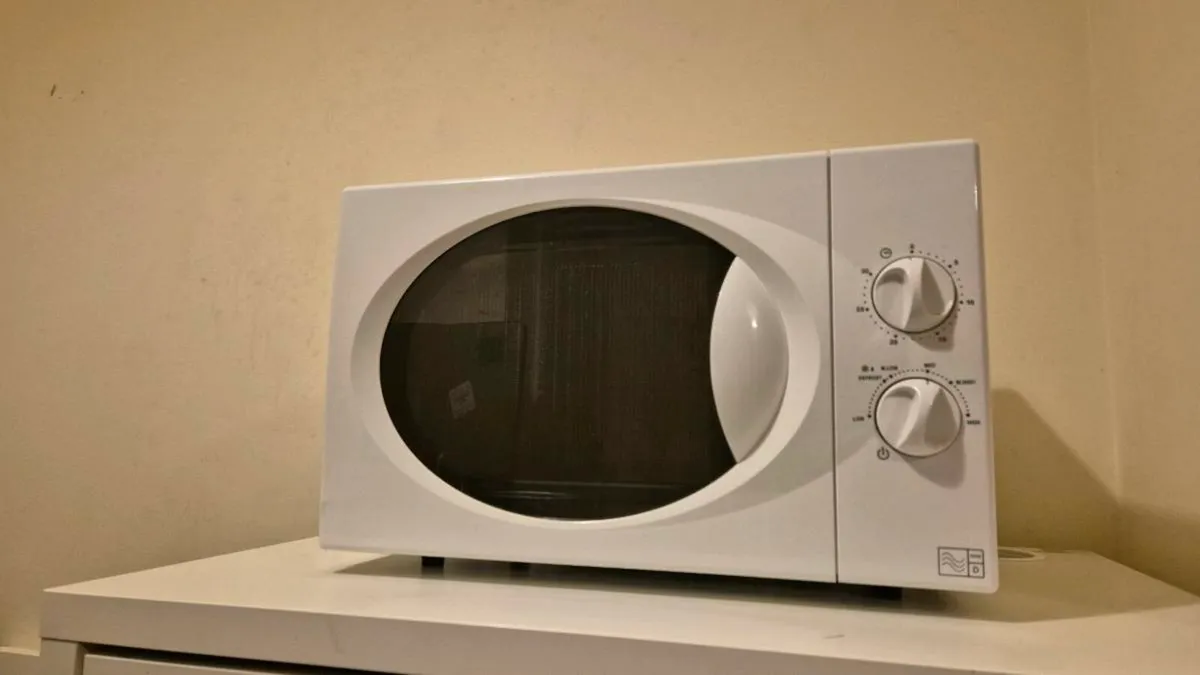 Microwave Oven – 1150W - Image 1