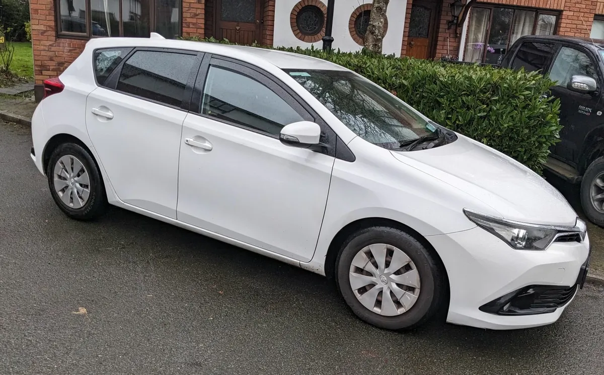 Toyota Auris Van, 12m VRT, towbar, reverse camera - Image 1