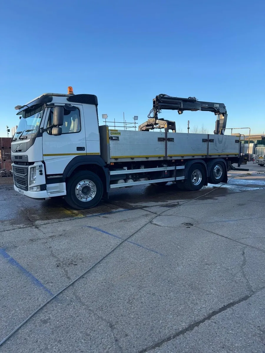 Hiab 122 crane and aluminium lorry body - Image 1