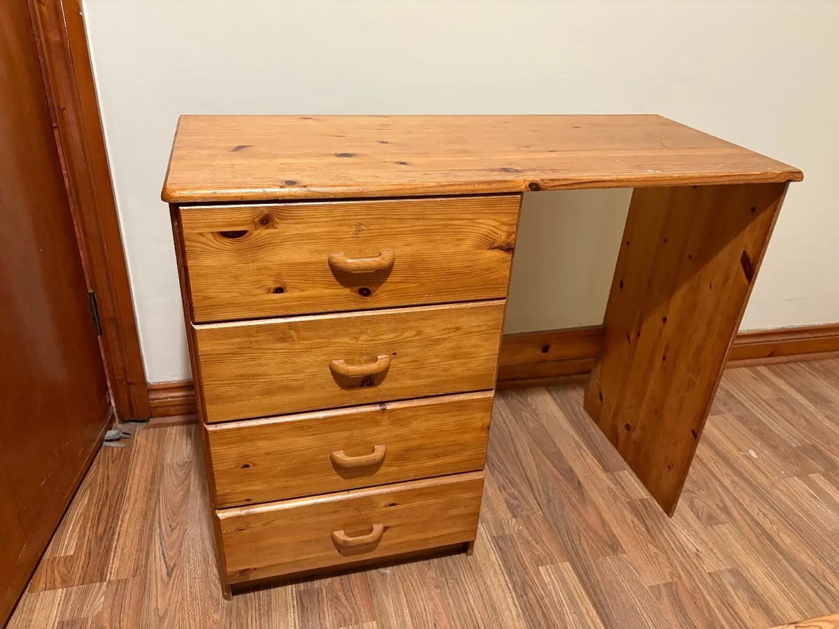 study table - Image 1