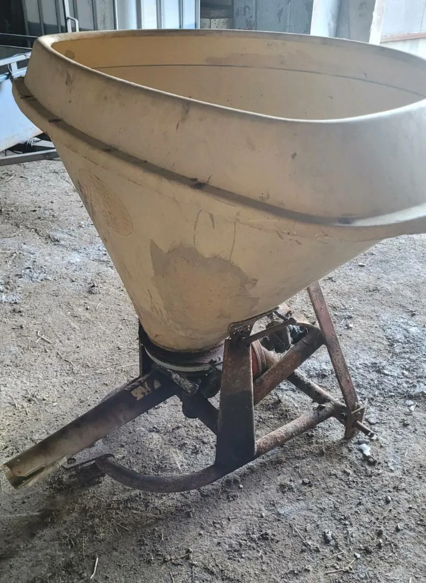 Vicon fertiliser/ seed spreader - Image 2