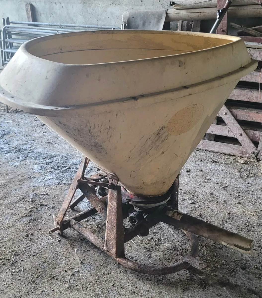 Vicon fertiliser/ seed spreader - Image 3