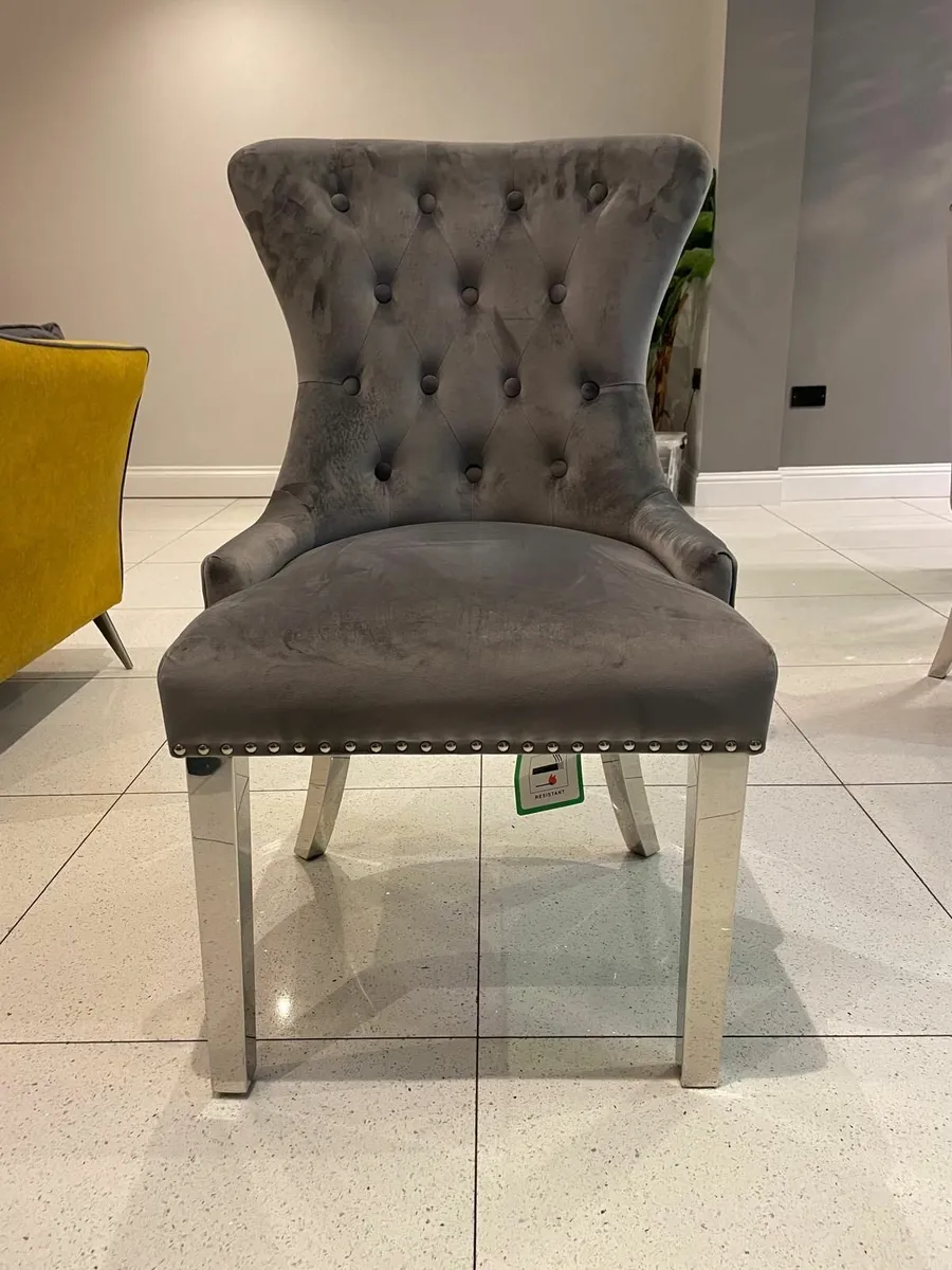 DINING TABLE CHAIRS AND MATCHING CONSOLE TABLE - Image 1