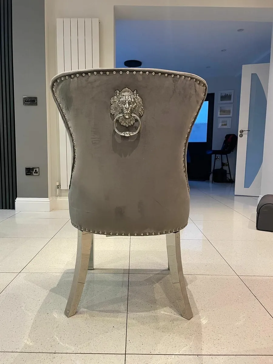 DINING TABLE CHAIRS AND MATCHING CONSOLE TABLE - Image 3