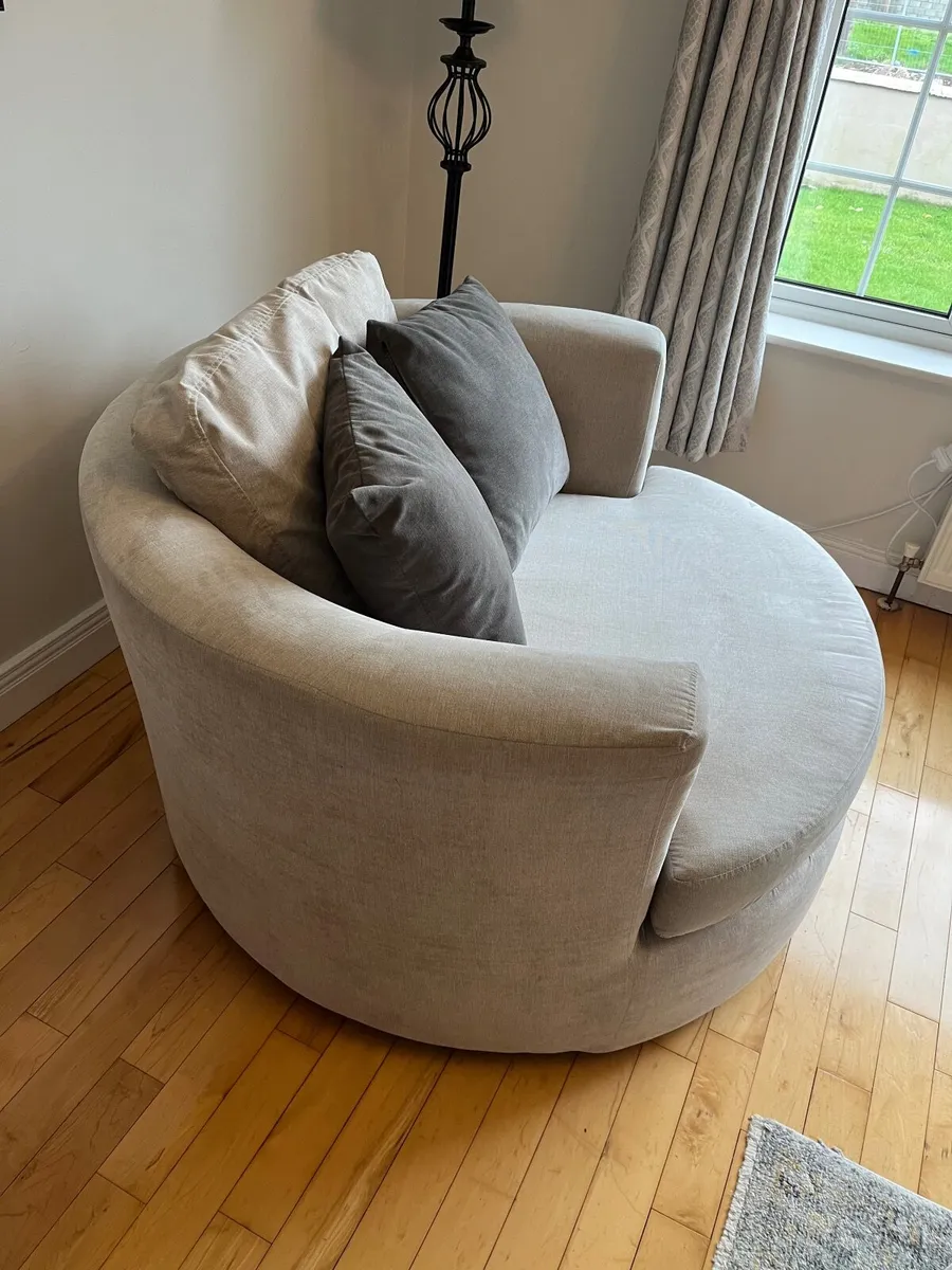 Living room love seat - Image 3