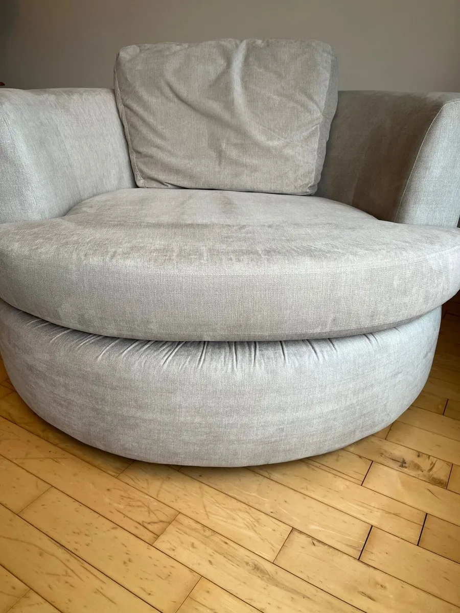 Living room love seat - Image 4