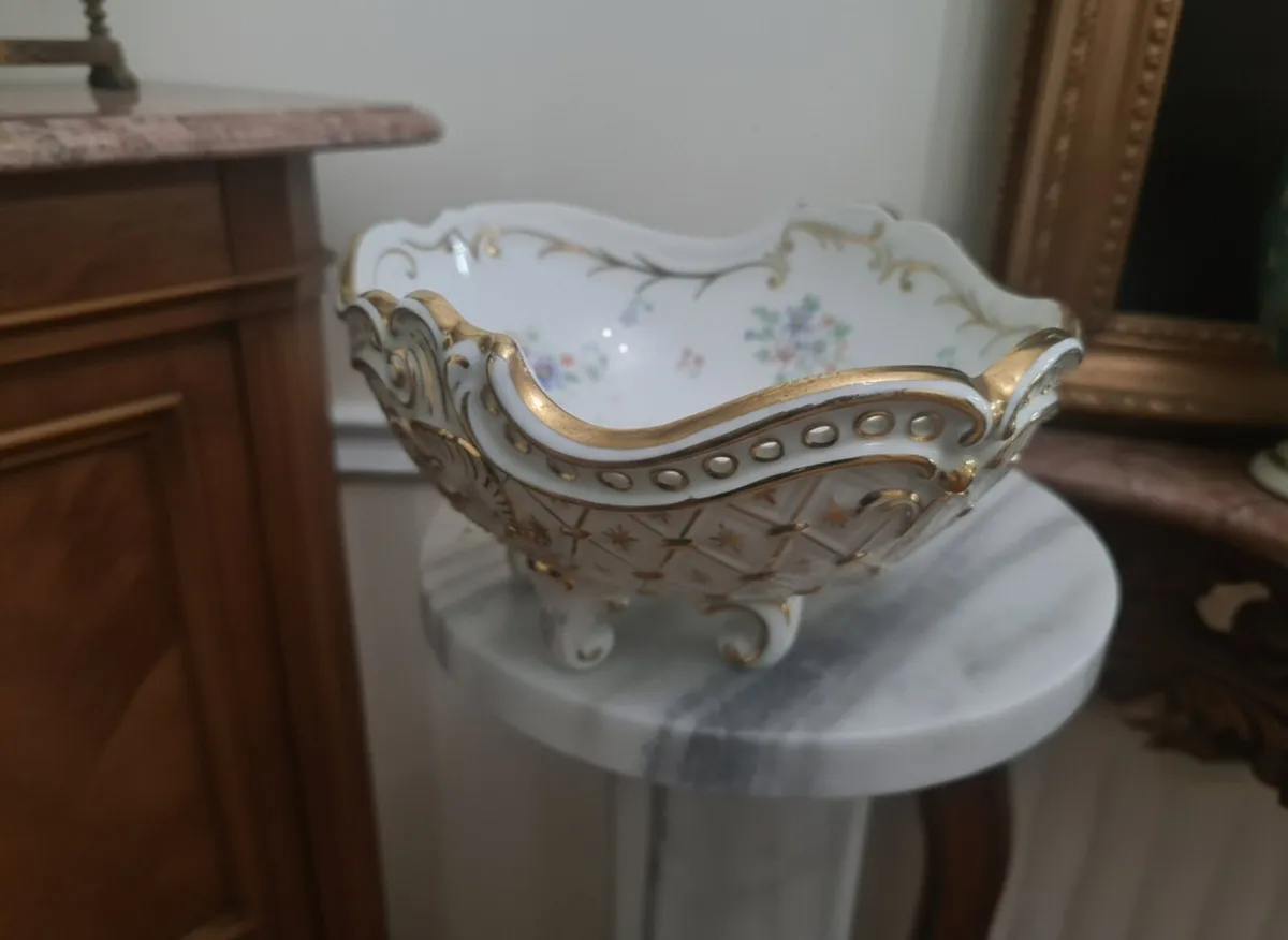 Vintage Irish dresden Centre piece - Image 2