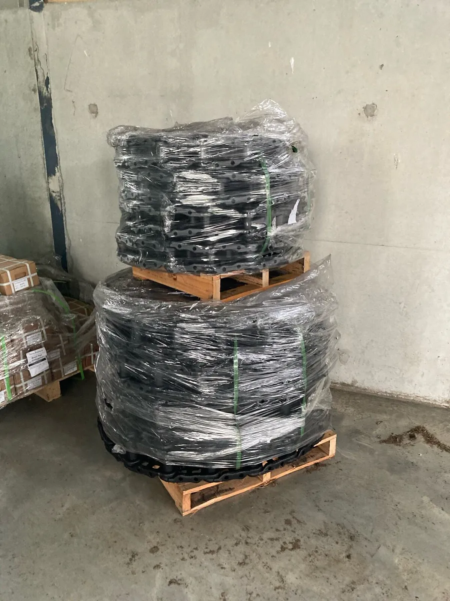 Hitachi undercarriage parts - Image 1