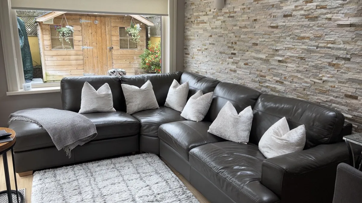 Corner Suite in perfect condition - Image 2