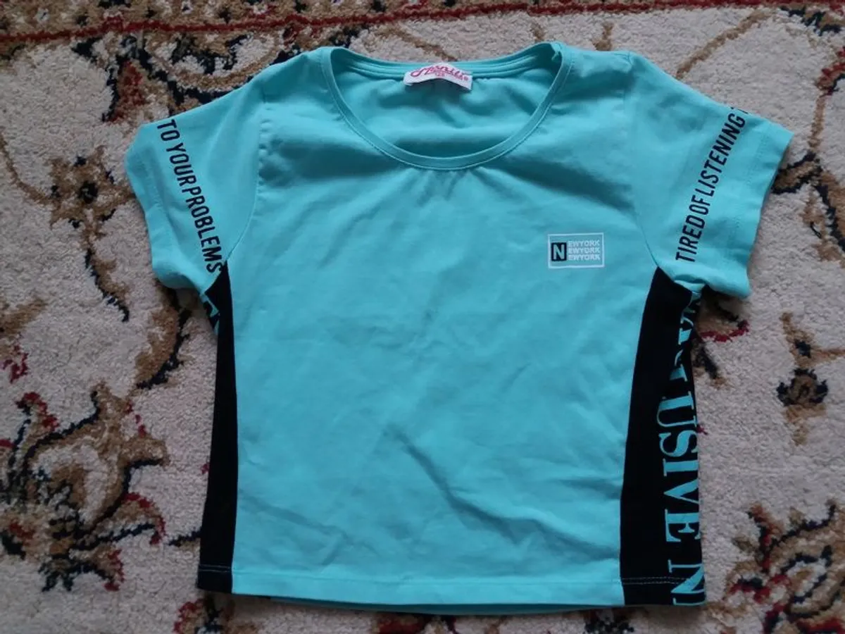 Girls tshirt 6-9yo - Image 1