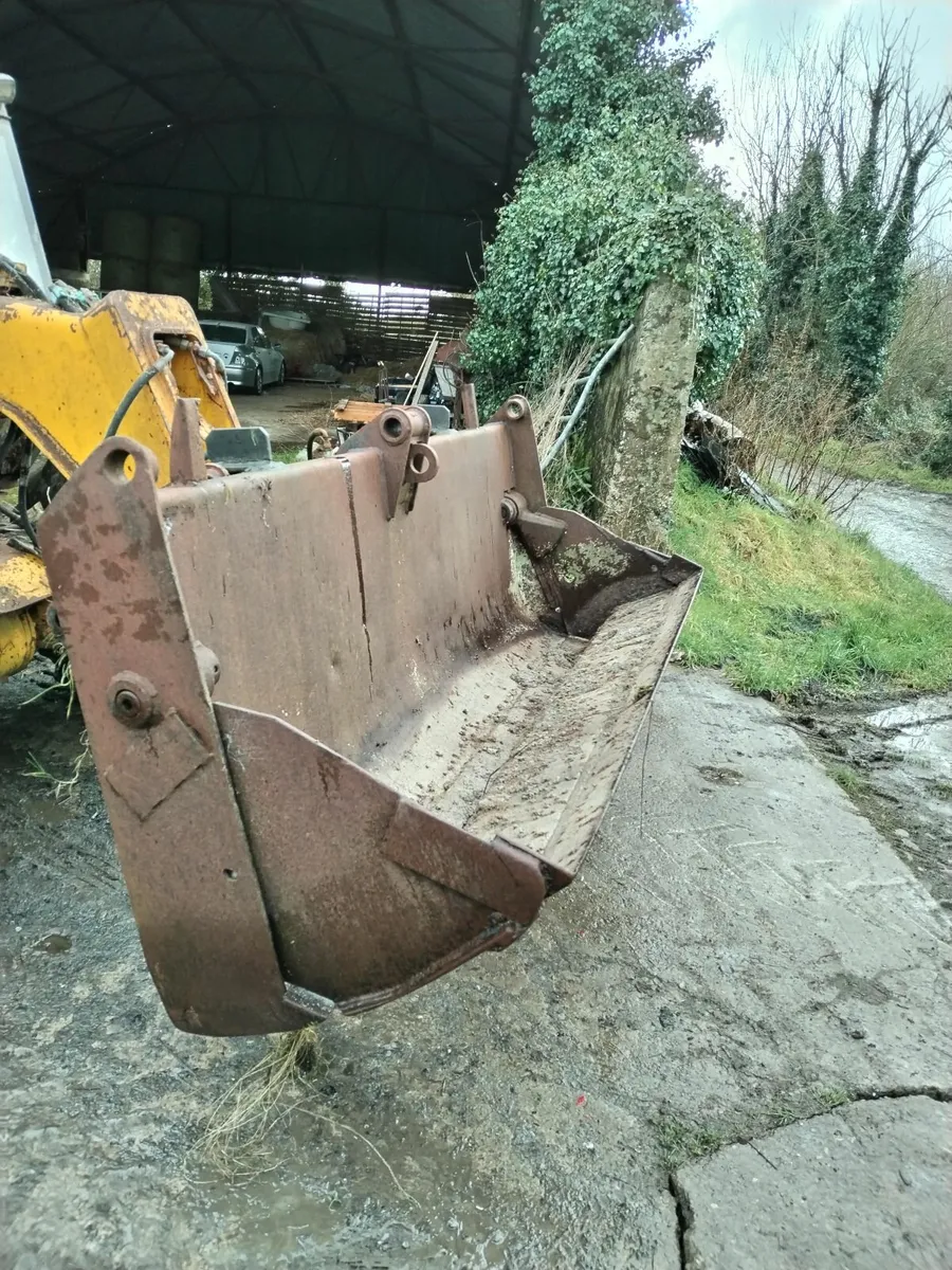 4 in 1 bucket - Image 1