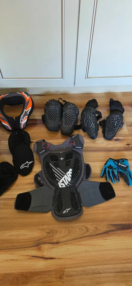 protective gear, see pics - Image 1