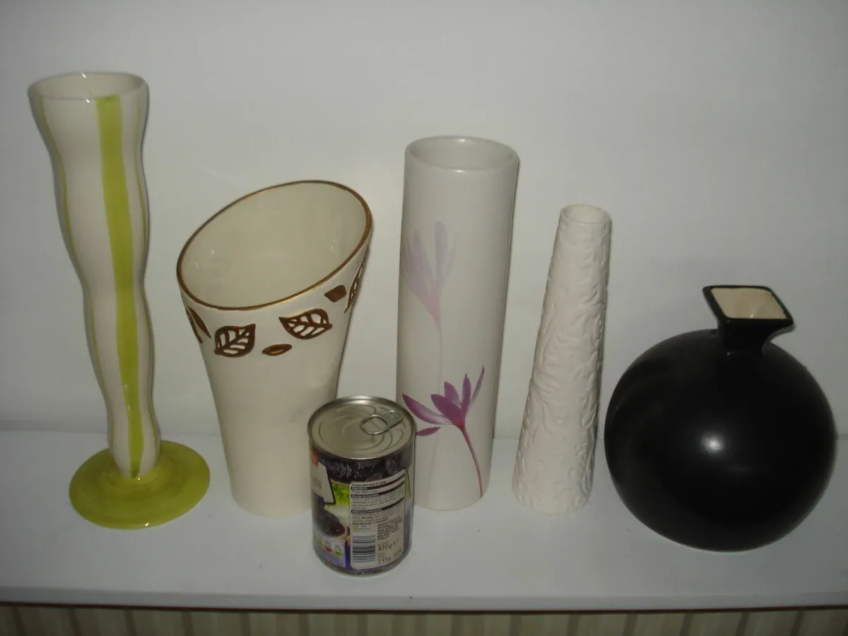 5 ASSORTED CERAMIC VASES. - Image 1