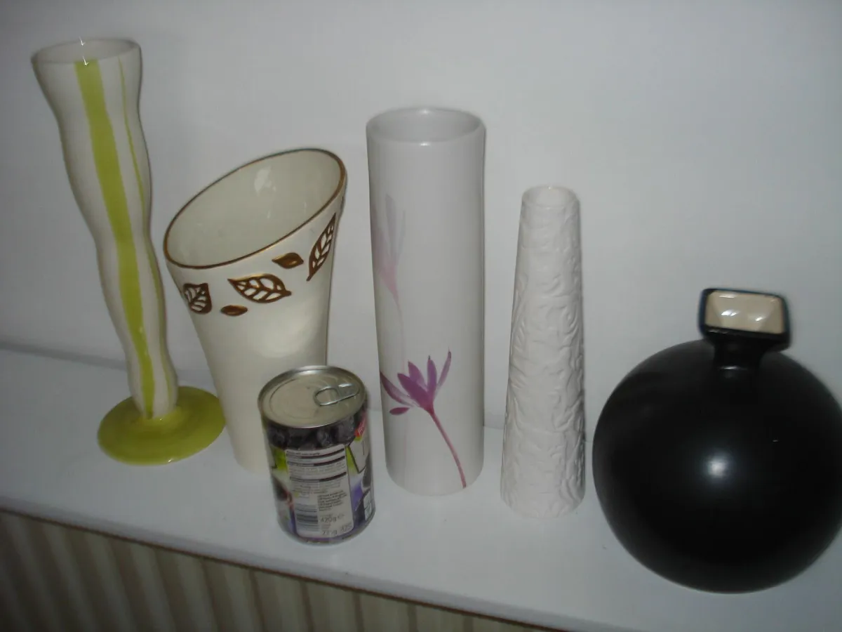 5 ASSORTED CERAMIC VASES. - Image 2