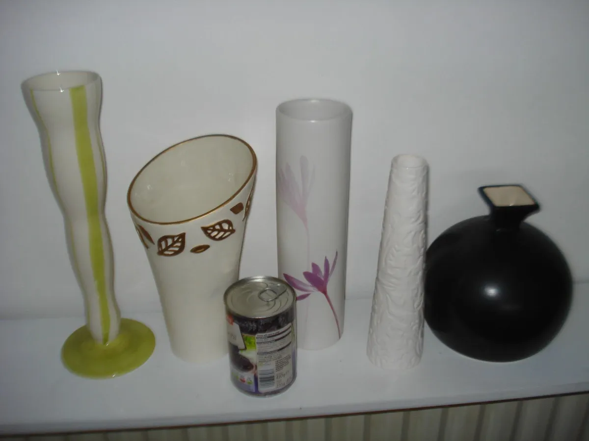 5 ASSORTED CERAMIC VASES. - Image 3