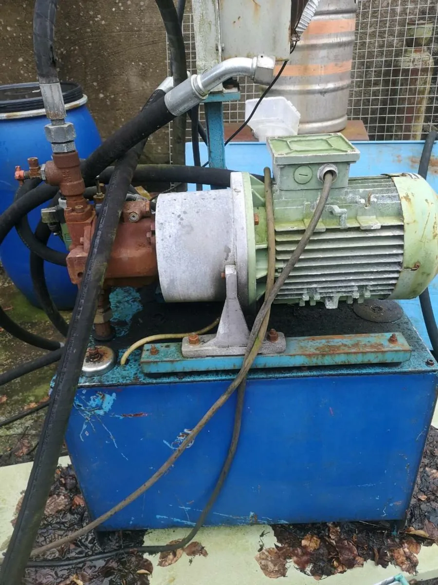 Assortement of tools /items - Image 2